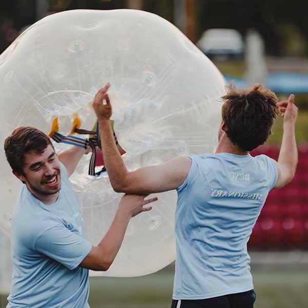 BCYC近距离拍摄两名学生在玩充气泡泡足球 